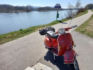 Rote Vespa auf Rollertour durch Österreich an der Donau bei Melk