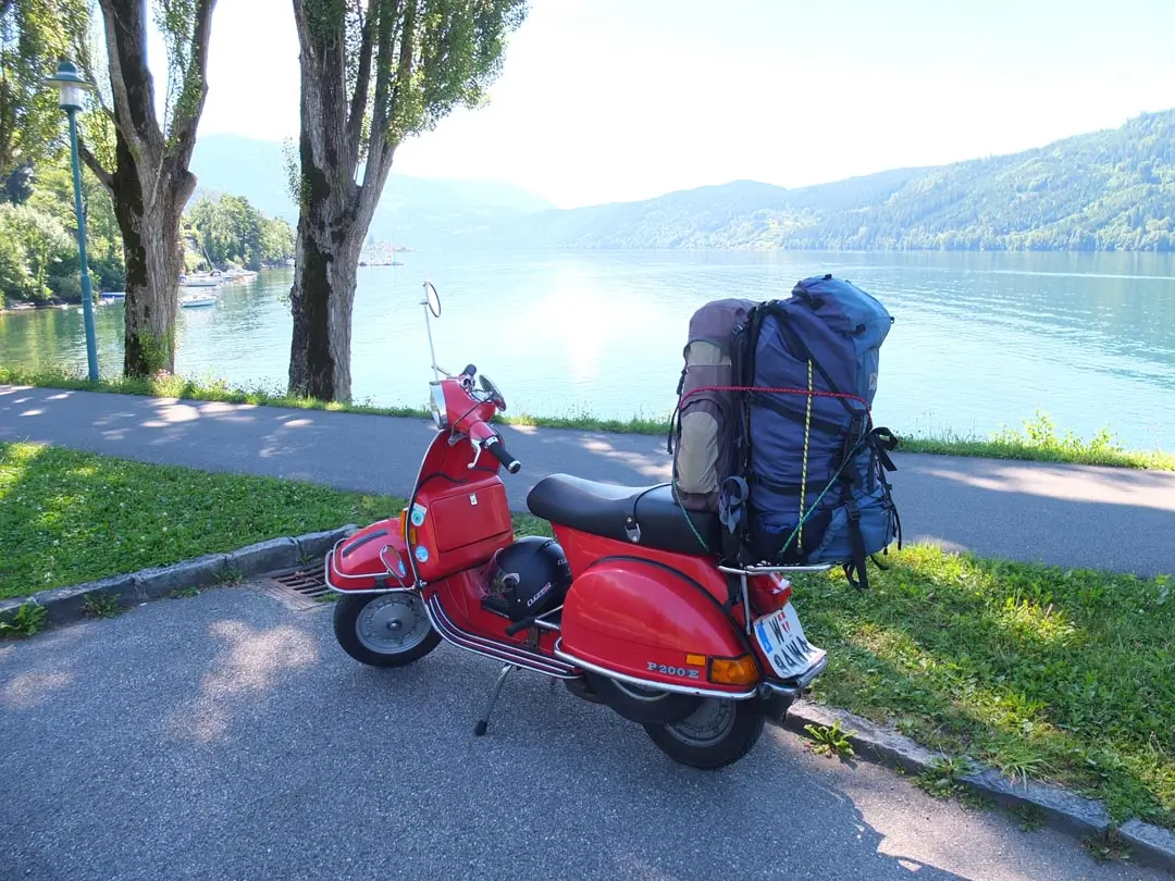 Rote Vespa auf Rollertour durch Österreich am Millstättersee