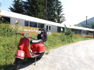 Rote Vespa auf Rollertour durch Österreich vor der Himmelstreppe der Mariazellebahn