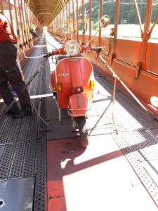 Rote Vespa auf Rollertour durch Österreich bei der Tauernschleuse