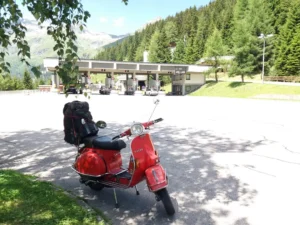 Rote Vespa auf Rollertour durch Österreich bei der Mautstelle des Felbertauerntunnels