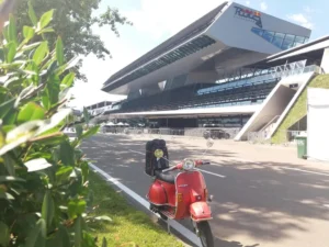 Rote Vespa auf Rollertour durch Österreich beim Red Bull Ring in Spielberg