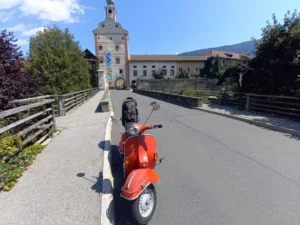 Rote Vespa auf Rollertour durch Österreich in Gmünd in Kärnten