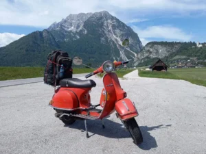 Rote Vespa vor dem Grimming in der Steiermark auf Rollertour durch Österreich