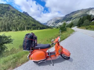 Rote Vespa auf Rollertour durch Österreich beim Hochschwab