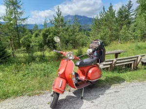 Rote Vespa auf Rollertour durch Österreich vor dem Ötscher