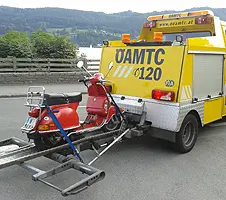 roter-roller_oeamtc Rote Vespa wird vom ÖAMTC abgeschleppt