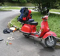 Rote Vespa Reparatur am Straßenrand