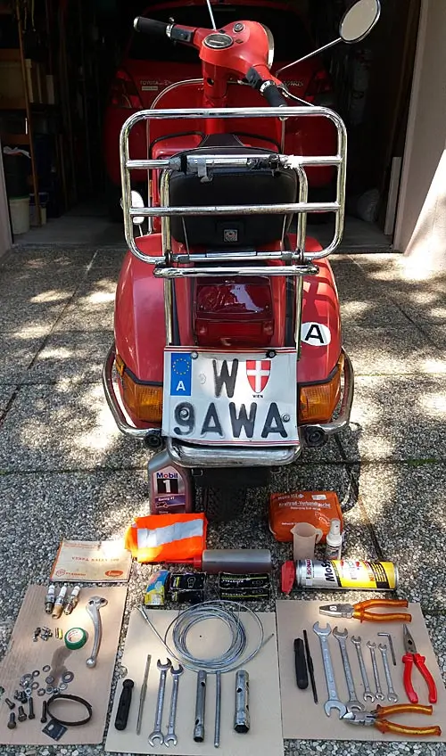 roter-roller_werkzeuge-hoch Rote Vespa mit Werkszeug und Ersatzteilen