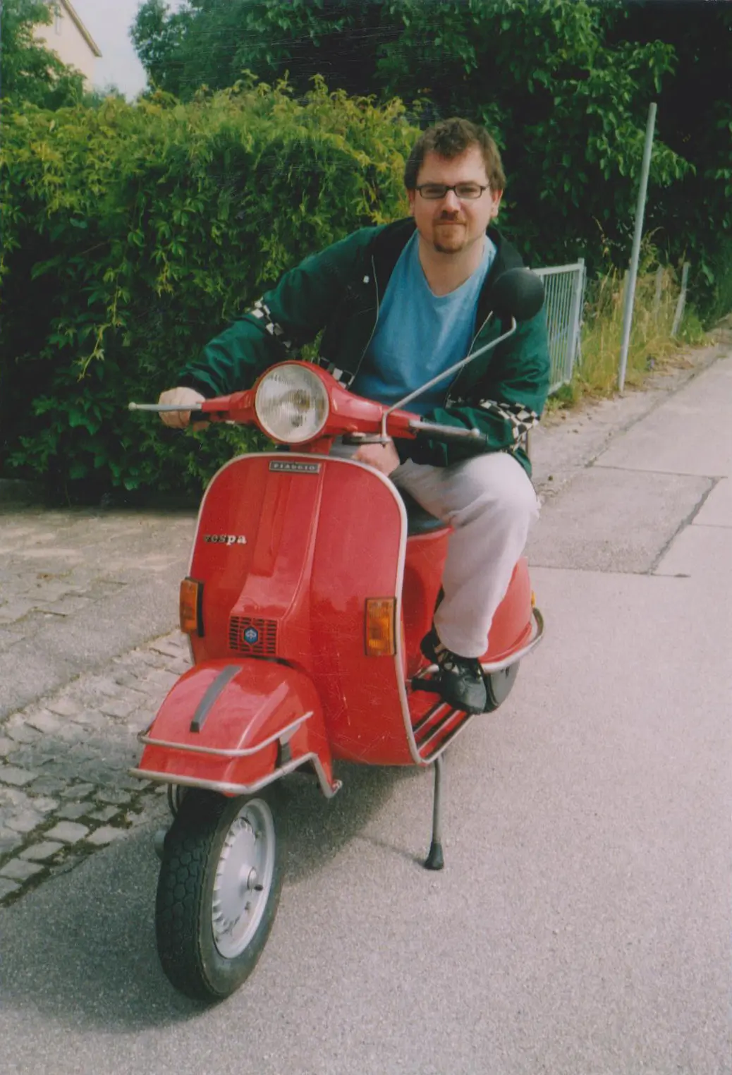 Christoph Tautscher und seine rote Vespa vor der ersten Rollertour durch Österreich 2004