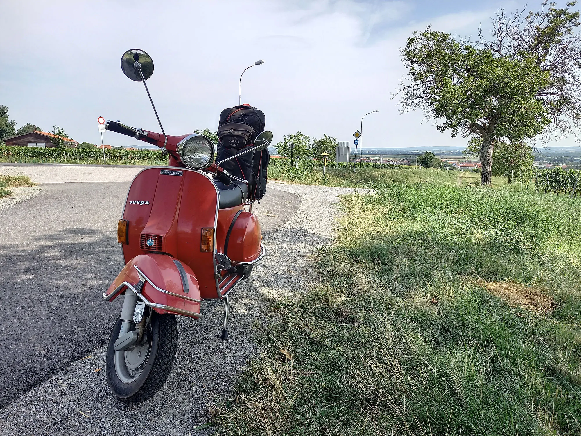 Rote Vespa an der Bundesstraße vor Eisenstadt - Rote Roller Routen