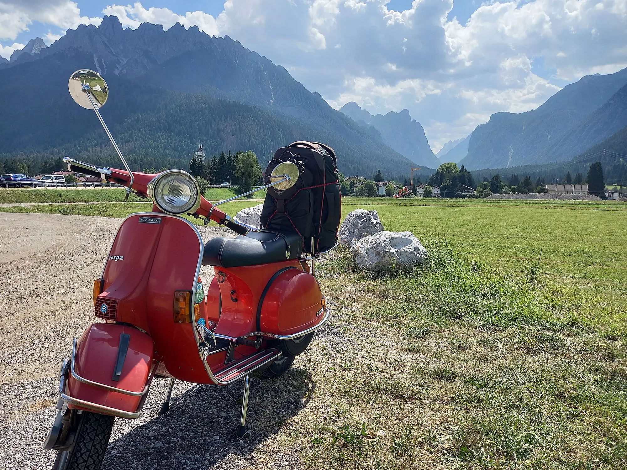 Rote Vespa vor den Drei Zinnen in Südtirol - Rote Roller Routen