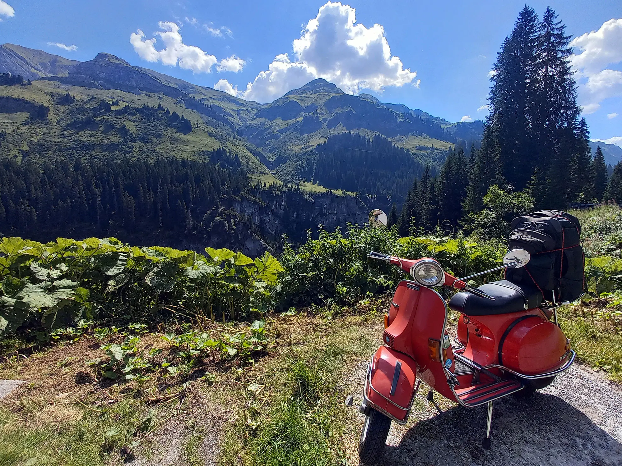 Rote Vespa im Lechtal am Arlberg - Rote Roller Routen