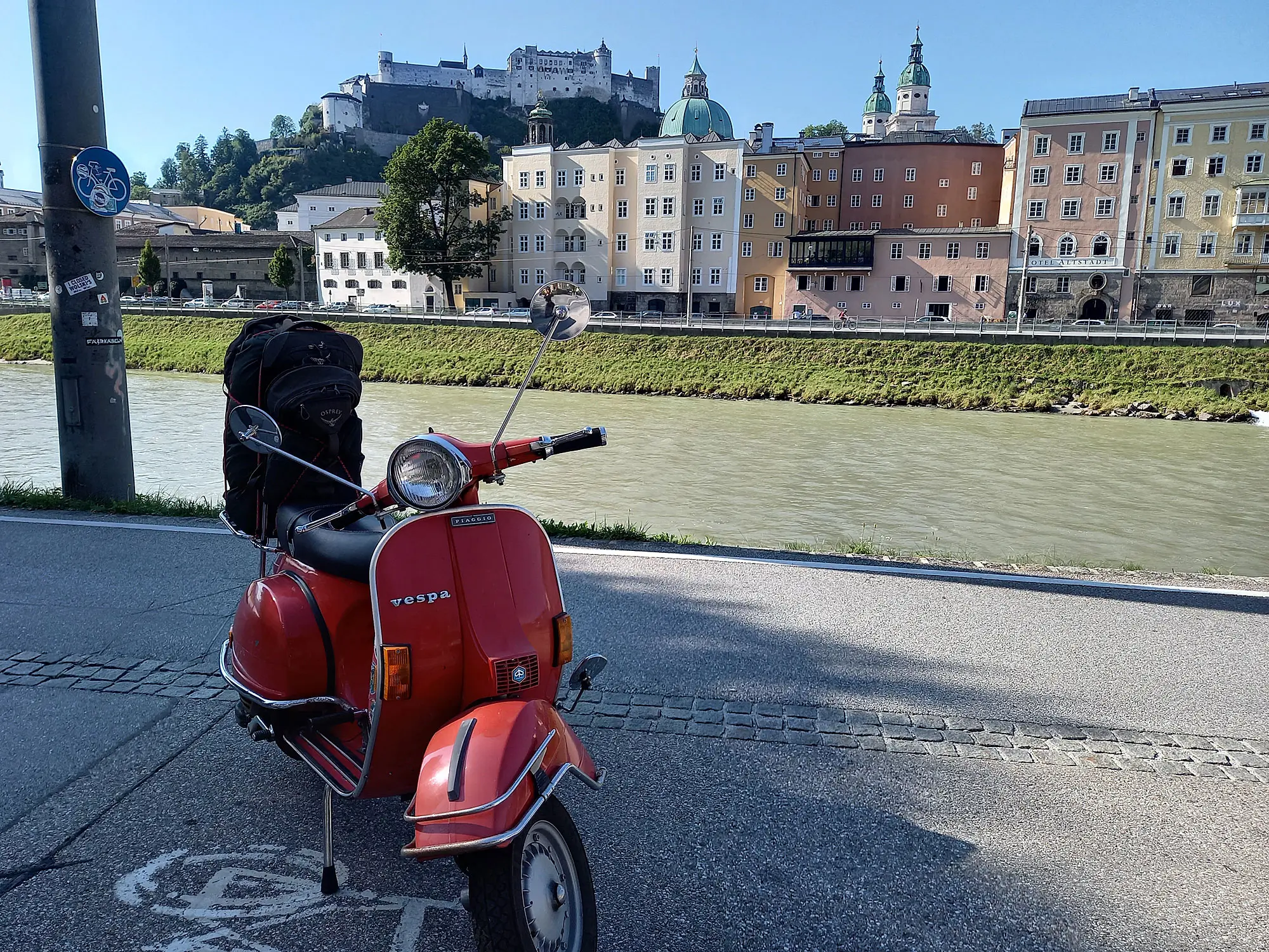 Rote Vespa vor der Festung in Salzburg - Rote Roller Routen