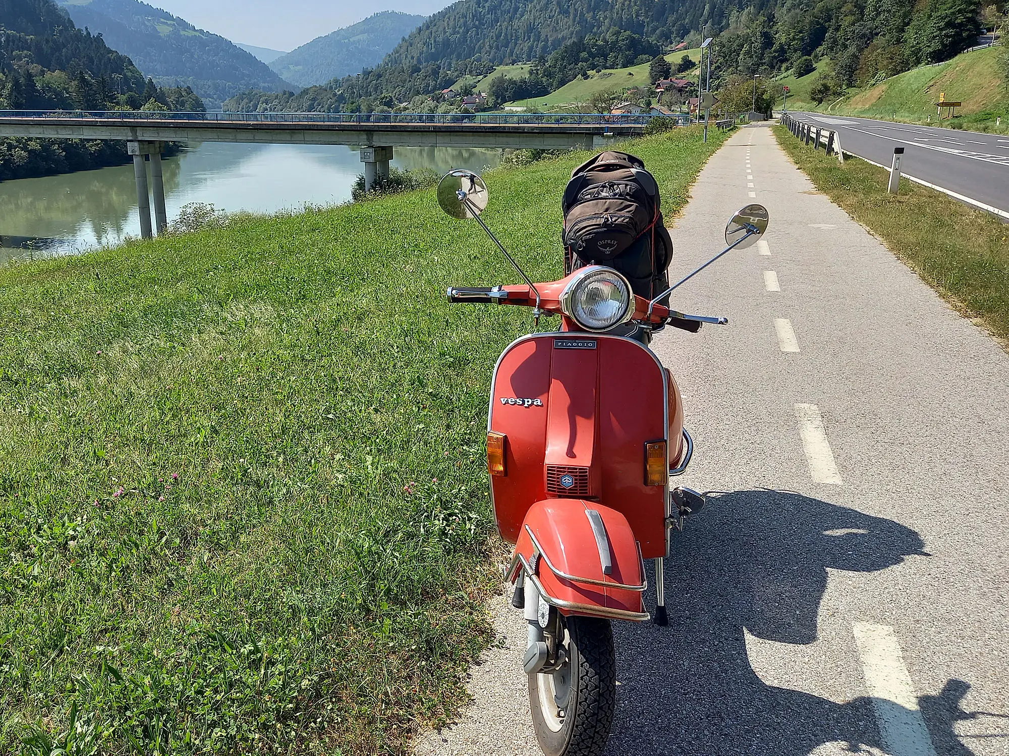 Rote Vespa im Drautal in Slowenien - Rote Roller Routen
