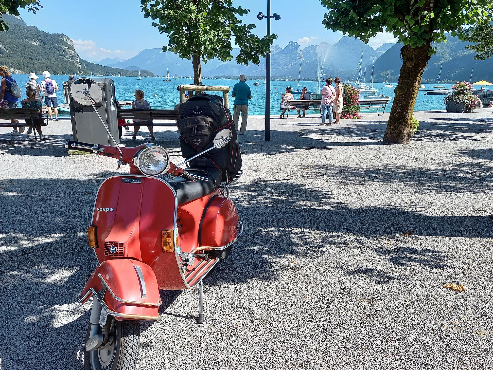 Rote Vespa am Wolfgangsee in St. Gilgen - Rote Roller Routen