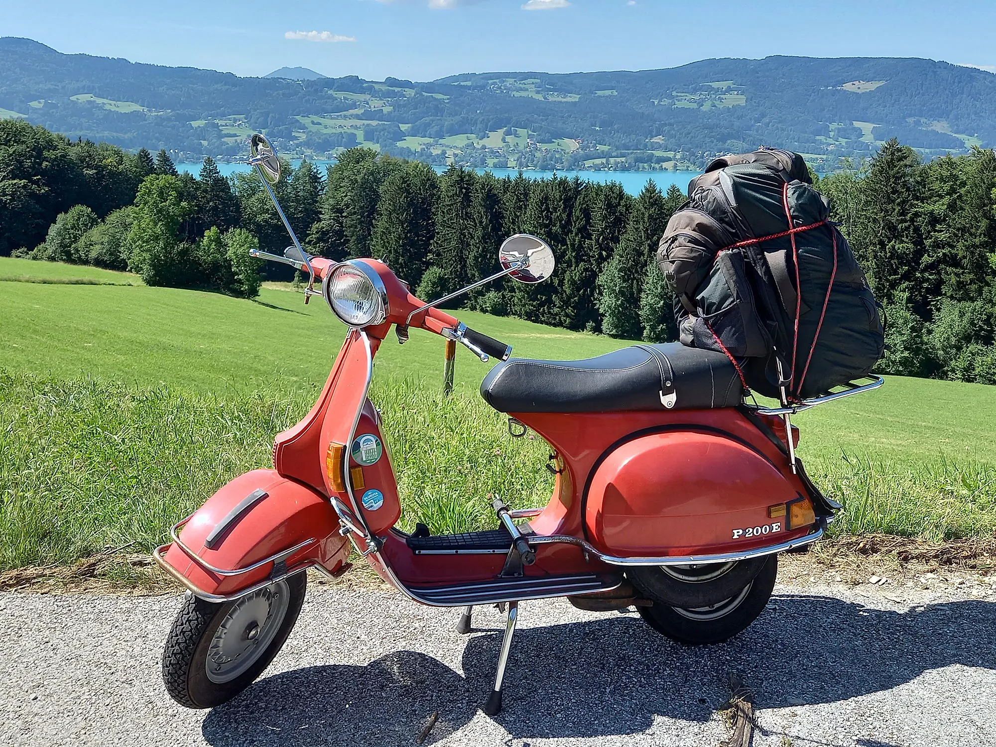 Rote Vespa vor dem Attersee - Rote Roller Routen